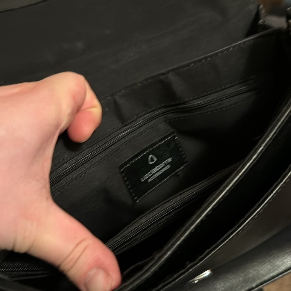 Liz Claiborne Black Leather Purse with Adjustable Strap - Picture 8 of 9
